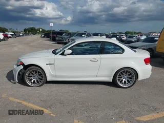 2011 BMW 1 Series M z VIN WBSUR9C56BVP76005, wystawiony jako IAAI lot #41399359 z przebiegiem 31 970 mil mil oraz . Historia ofert i sprzedaży dostępna na DreamBid. Obrazek 15.
