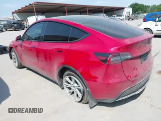 2023 Tesla Model Y Long Range z VIN 7SAYGAEE7PF691499, wystawiony jako IAAI lot #42038850 z przebiegiem 26 439 mil mil oraz . Historia ofert i sprzedaży dostępna na DreamBid. Obrazek 3.