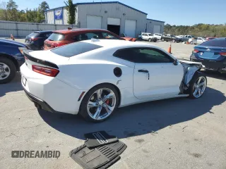 2018 Chevrolet Camaro 1SS z VIN 1G1FE1R74J0110352, wystawiony jako Copart lot #50372145 z przebiegiem 92 608 mil mil oraz Szkoda całkowita • Salvage title. Historia ofert i sprzedaży dostępna na DreamBid. Obrazek 3.