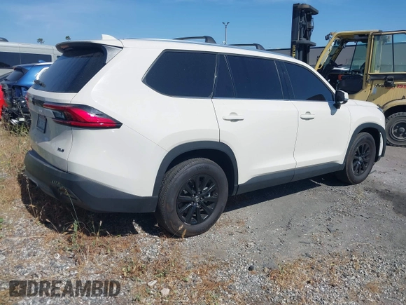2024 Toyota Highlander XLE with VIN 5TDAAAA59RS007427, listed as a IAAI auction lot 42272224 with 14,260 mi miles and . Bid and sale history available at DreamBid. Image 4.