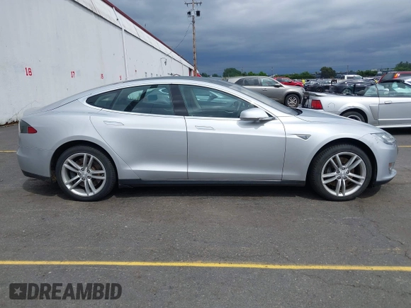 2014 Tesla Model S 60 with VIN 5YJSA1S13EFP53662, listed as a IAAI auction lot 42249930 with Not provided miles and . Bid and sale history available at DreamBid. Image 12.