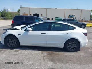2022 Tesla Model 3 z VIN 5YJ3E1EA5NF164309, wystawiony jako IAAI lot #42195114 z przebiegiem 72 912 mil mil oraz . Historia ofert i sprzedaży dostępna na DreamBid. Obrazek 13.