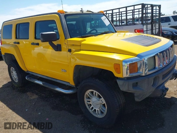 2007 Hummer H3 SUV with VIN 5GTDN13E478209536, listed as a IAAI auction lot 42030088 with 180,743 mi miles. Bid and sale history available at carsss.com. Image 1.