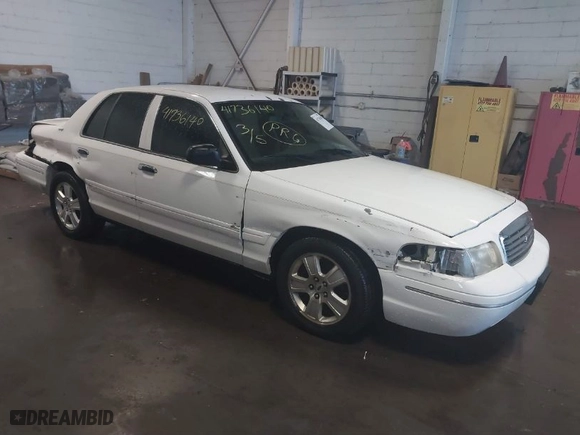 2004 Ford Crown Victoria LX with VIN 2FAFP74W14X110484, listed as a IAAI auction lot 41736140 with 220,067 mi miles. Bid and sale history available at carsss.com. Image 1.