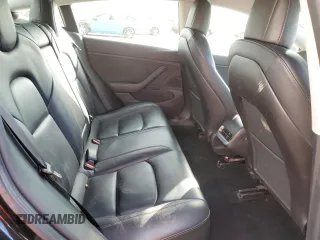 2019 Tesla Model 3 Mid Range z VIN 5YJ3E1EA7KF420025, wystawiony jako Copart lot #56149015 z przebiegiem 253 771 mil mil oraz Szkoda całkowita • Salvage title. Historia ofert i sprzedaży dostępna na DreamBid. Obrazek 10.