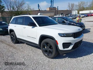 2023 Jeep Grand Cherokee Laredo z VIN 1C4RJHAG1PC515399, wystawiony jako IAAI lot #41929215 z przebiegiem 27 986 mil mil oraz . Historia ofert i sprzedaży dostępna na DreamBid. Obrazek 1.