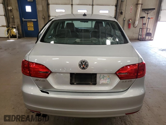 2013 Volkswagen Jetta SE z VIN 3VWDX7AJ5DM255319, wystawiony jako Copart lot #53966435 z przebiegiem 155 561 mil mil oraz Szkoda całkowita • Salvage title. Historia ofert i sprzedaży dostępna na DreamBid. Obrazek 6.