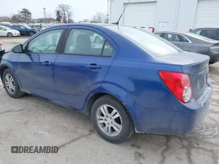 2012 Chevrolet Sonic LS z VIN 1G1JA5SH6C4199806, wystawiony jako IAAI lot #41454660 z przebiegiem 124 691 mil mil oraz . Historia ofert i sprzedaży dostępna na DreamBid. Obrazek 3.