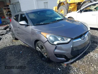 2015 Hyundai Veloster z VIN KMHTC6AD2FU227454, wystawiony jako IAAI lot #42083869 z przebiegiem 118 848 mil mil oraz . Historia ofert i sprzedaży dostępna na DreamBid. Obrazek 1.