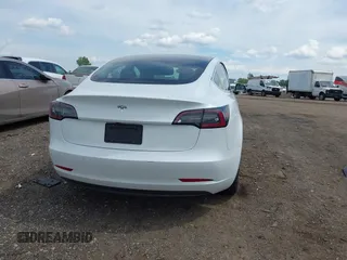 2020 Tesla Model 3 Standard Range Plus z VIN 5YJ3E1EA3LF794276, wystawiony jako IAAI lot #42390409 z przebiegiem 51 924 mil mil oraz . Historia ofert i sprzedaży dostępna na DreamBid. Obrazek 17.