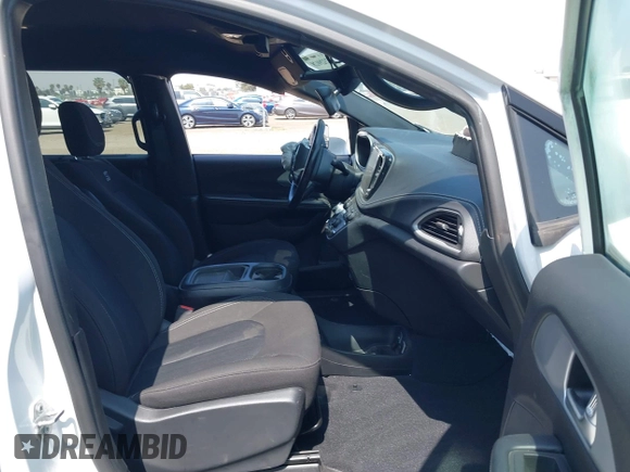 2021 Chrysler Pacifica Touring with VIN 2C4RC1FG7MR605587, listed as a IAAI auction lot 42329028 with 111,305 mi miles and . Bid and sale history available at DreamBid. Image 5.