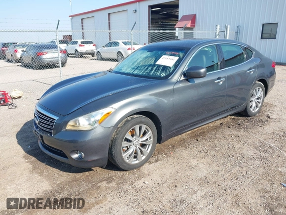 2013 Infiniti M z VIN JN1BY1AR5DM603855, wystawiony jako IAAI lot #42454181 z przebiegiem 130 409 mil mil oraz . Historia ofert i sprzedaży dostępna na DreamBid. Obrazek 2.