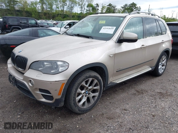 2013 BMW X5 xDrive35i z VIN 5UXZV4C58DL993516, wystawiony jako IAAI lot #42192619 z przebiegiem 153 840 mil mil oraz . Historia ofert i sprzedaży dostępna na DreamBid. Obrazek 2.