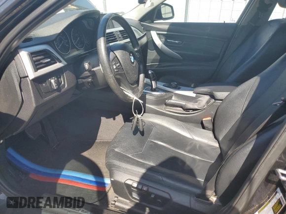 2013 BMW 3 Series 328i z VIN WBA3C1C58DF437018, wystawiony jako Copart lot #52147355 z przebiegiem 161 247 mil mil oraz Szkody całkowita. Historia ofert i sprzedaży dostępna na DreamBid. Obrazek 7.