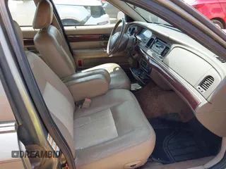 2003 Mercury Grand Marquis LS Premium z VIN 2MEHM75WX3X704496, wystawiony jako IAAI lot #42257767 z przebiegiem 200 885 mil mil oraz . Historia ofert i sprzedaży dostępna na DreamBid. Obrazek 5.