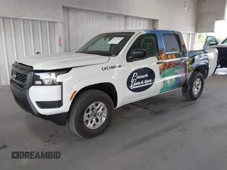 2025 Nissan Frontier S z VIN 1N6ED1EKXSN601669, wystawiony jako IAAI lot #42171057 z przebiegiem 801 mil mil oraz . Historia ofert i sprzedaży dostępna na DreamBid. Obrazek 2.