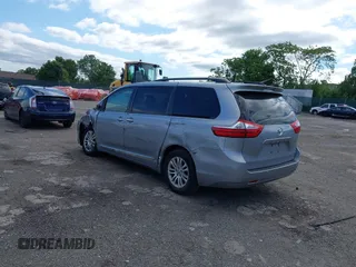 2017 Toyota Sienna XLE Auto Access Seat z VIN 5TDYZ3DC9HS819788, wystawiony jako IAAI lot #42296376 z przebiegiem 77 094 mil mil oraz . Historia ofert i sprzedaży dostępna na DreamBid. Obrazek 3.