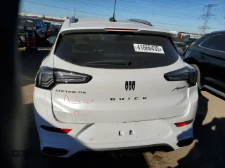 2024 Buick Encore GX Avenir z VIN KL4AMFSL8RB054564, wystawiony jako Copart lot #41666435 z przebiegiem 5 733 mil mil oraz Szkoda całkowita • Salvage title. Historia ofert i sprzedaży dostępna na DreamBid. Obrazek 6.