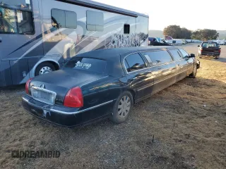 2003 Lincoln Town Car Executive z VIN 1L1FM81W23Y609867, wystawiony jako Copart lot #89137665 z przebiegiem 175 211 mil mil oraz Szkoda całkowita • Salvage title. Historia ofert i sprzedaży dostępna na DreamBid. Obrazek 3.