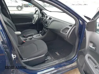 2014 Chrysler 200 Touring z VIN 1C3CCBBB5EN111950, wystawiony jako IAAI lot #42093392 z przebiegiem 122 929 mil mil oraz . Historia ofert i sprzedaży dostępna na DreamBid. Obrazek 5.