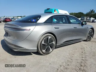 2023 Lucid Air Grand Touring z VIN 50EA1GBA4PA004875, wystawiony jako Copart lot #56100425 z przebiegiem 8176 mil mil oraz Szkody całkowita. Historia ofert i sprzedaży dostępna na DreamBid. Obrazek 3.