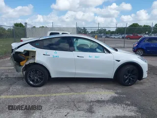 2025 Tesla Model Y Long Range with VIN 7SAYGDEE2SA337378, listed as a IAAI auction lot 41940840 with 1,676 mi miles and . Bid and sale history available at DreamBid. Image 13.
