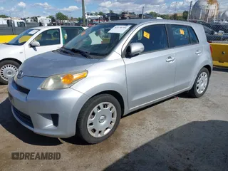 2008 Scion xD z VIN JTKKU10488J025118, wystawiony jako IAAI lot #42270791 z przebiegiem Nie podano mil oraz . Historia ofert i sprzedaży dostępna na DreamBid. Obrazek 2.