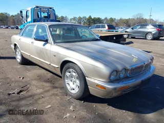 2003 Jaguar XJ 8 z VIN SAJDA14C03LF58382, wystawiony jako IAAI lot #41658811 z przebiegiem 154 186 mil mil oraz . Historia ofert i sprzedaży dostępna na DreamBid. Obrazek 1.