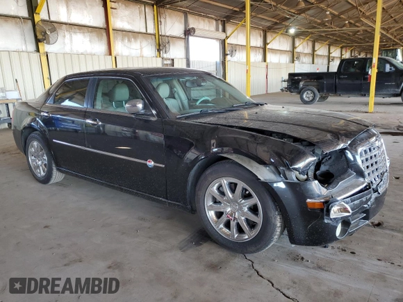2007 Chrysler 300 C z VIN 2C3LA63H67H776240, wystawiony jako Copart lot #54267355 z przebiegiem 121 357 mil mil oraz Szkoda całkowita • Salvage title. Historia ofert i sprzedaży dostępna na DreamBid. Obrazek 4.