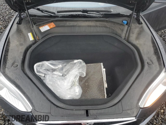 2016 Tesla Model S 90D z VIN 5YJSA1E47GF129744, wystawiony jako Copart lot #47797395 z przebiegiem 87 678 mil mil oraz Szkoda całkowita • Salvage title. Historia ofert i sprzedaży dostępna na DreamBid. Obrazek 13.