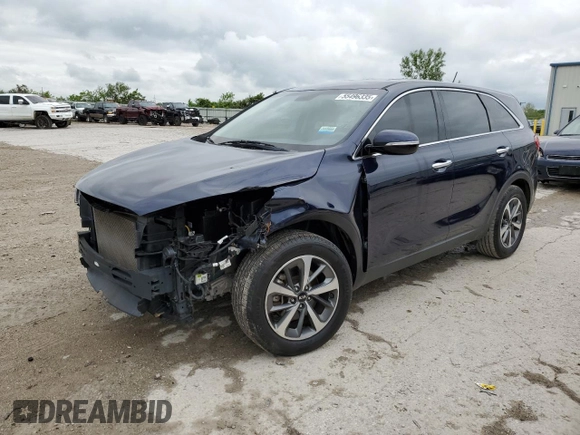 2020 Kia Sorento S z VIN 5XYPG4A5XLG612720, wystawiony jako Copart lot #55496335 z przebiegiem 98 995 mil mil oraz Czysty tytuł • Clean title. Historia ofert i sprzedaży dostępna na DreamBid. Obrazek 1.
