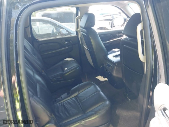 2008 GMC Yukon XL Denali with VIN 1GKFK66888J141543, listed as a IAAI auction lot 41998054 with 253,957 mi miles. Bid and sale history available at carsss.com. Image 8.