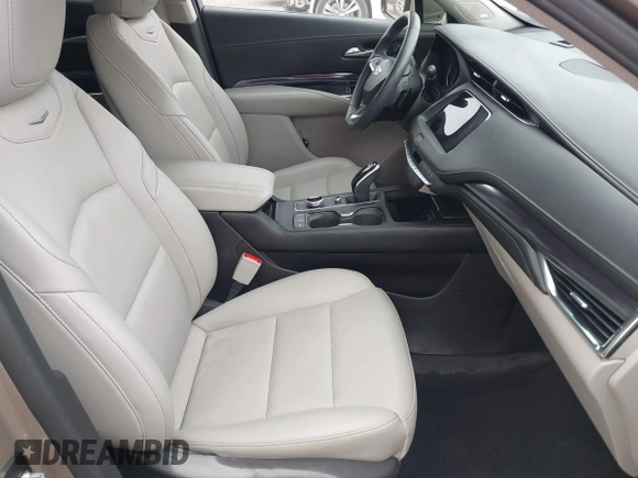2023 Cadillac XT4 FWD Luxury z VIN 1GYAZAR43PF152992, wystawiony jako IAAI lot #42160015 z przebiegiem 29 466 mil mil oraz . Historia ofert i sprzedaży dostępna na DreamBid. Obrazek 5.
