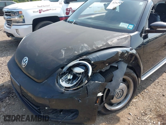 2013 Volkswagen Beetle 2.5L z VIN 3VW5X7AT5DM805978, wystawiony jako IAAI lot #42429397 z przebiegiem 62 408 mil mil oraz . Historia ofert i sprzedaży dostępna na DreamBid. Obrazek 6.
