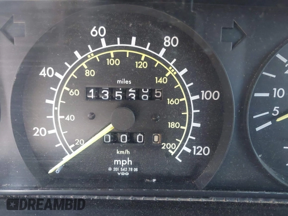 1986 Mercedes-Benz 190 E z VIN WDBDA24D0GF194753, wystawiony jako IAAI lot #42321094 z przebiegiem 135 395 mil mil oraz . Historia ofert i sprzedaży dostępna na DreamBid. Obrazek 7.