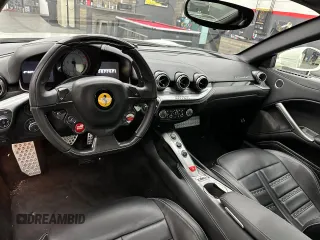 2016 Ferrari F12 z VIN ZFF74UFA2G0214140, wystawiony jako Copart lot #81488384 z przebiegiem 11 434 mil mil oraz Tytuł czysty. Historia ofert i sprzedaży dostępna na DreamBid. Obrazek 9.