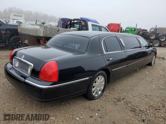 2003 Lincoln Town Car Executive z VIN 1L1FM81W33Y653215, wystawiony jako Copart lot #84396364 z przebiegiem Nie podano mil oraz Szkoda całkowita • Salvage title. Historia ofert i sprzedaży dostępna na DreamBid. Obrazek 4.