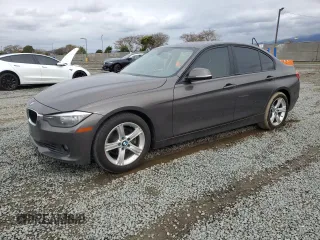 2013 BMW 3 Series 328i z VIN WBA3C1C54DF440529, wystawiony jako Copart lot #48949335 z przebiegiem 83 765 mil mil oraz Szkody całkowita. Historia ofert i sprzedaży dostępna na DreamBid. Obrazek 1.
