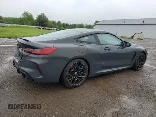 2020 BMW M8 z VIN WBSAE0C07LCD25423, wystawiony jako Copart lot #58272065 z przebiegiem 102 346 mil mil oraz Czysty tytuł • Clean title. Historia ofert i sprzedaży dostępna na DreamBid. Obrazek 3.