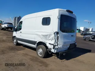 2023 Ford Transit z VIN 1FTYE2C84PKB90935, wystawiony jako IAAI lot #41649489 z przebiegiem 3 272 mil mil oraz . Historia ofert i sprzedaży dostępna na DreamBid. Obrazek 3.