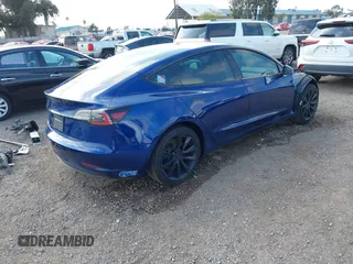 2020 Tesla Model 3 Standard Range Plus z VIN 5YJ3E1EA5LF708885, wystawiony jako IAAI lot #42172952 z przebiegiem 58 882 mil mil oraz . Historia ofert i sprzedaży dostępna na DreamBid. Obrazek 4.