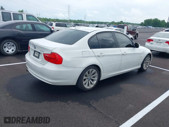 2011 BMW 3 Series 328i z VIN WBAPH7C55BE675353, wystawiony jako IAAI lot #42177053 z przebiegiem 162 373 mil mil oraz . Historia ofert i sprzedaży dostępna na DreamBid. Obrazek 4.