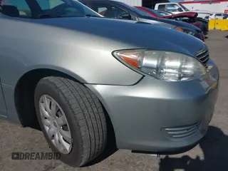 2005 Toyota Camry LE z VIN 4T1BE30K65U592500, wystawiony jako IAAI lot #42373718 z przebiegiem 189 054 mil mil oraz . Historia ofert i sprzedaży dostępna na DreamBid. Obrazek 17.