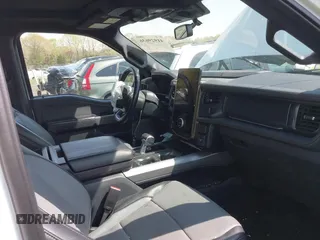 2023 Ford F-150 Lightning Pro z VIN 1FTVW1EV1PWG17610, wystawiony jako IAAI lot #41929636 z przebiegiem 44 428 mil mil oraz . Historia ofert i sprzedaży dostępna na DreamBid. Obrazek 5.