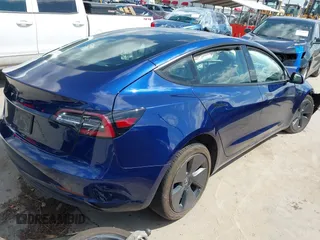 2023 Tesla Model 3 z VIN 5YJ3E1EA8PF403743, wystawiony jako IAAI lot #42076747 z przebiegiem 58 399 mil mil oraz . Historia ofert i sprzedaży dostępna na DreamBid. Obrazek 4.