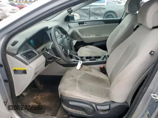 2017 Hyundai Sonata SE z VIN 5NPE24AF5HH448145, wystawiony jako Copart lot #56076575 z przebiegiem 168 358 mil mil oraz Czysty tytuł • Clean title. Historia ofert i sprzedaży dostępna na DreamBid. Obrazek 7.
