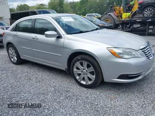 2011 Chrysler 200 Touring z VIN 1C3BC1FGXBN553372, wystawiony jako IAAI lot #42390226 z przebiegiem 94 921 mil mil oraz . Historia ofert i sprzedaży dostępna na DreamBid. Obrazek 1.