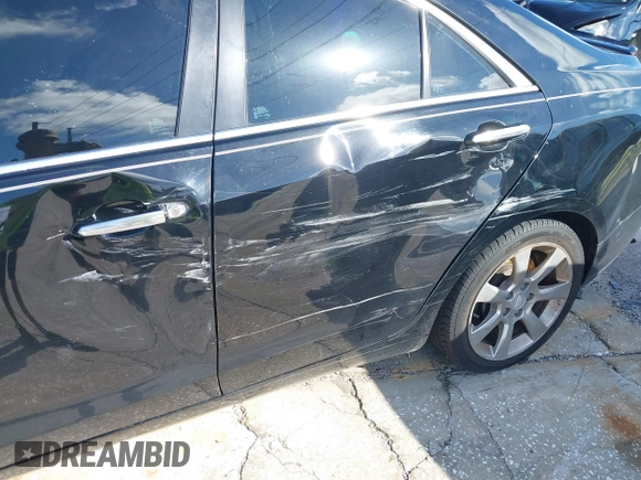 2014 Cadillac ATS Standard RWD z VIN 1G6AA5RA6E0146052, wystawiony jako IAAI lot #40220255 z przebiegiem 128 569 mil mil oraz . Historia ofert i sprzedaży dostępna na DreamBid. Obrazek 6.