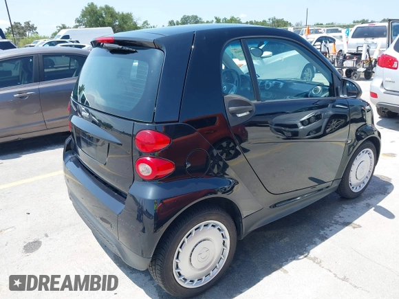 2015 Smart fortwo Passion z VIN WMEEJ3BA9FK805052, wystawiony jako IAAI lot #42522066 z przebiegiem 101 506 mil mil oraz . Historia ofert i sprzedaży dostępna na DreamBid. Obrazek 4.