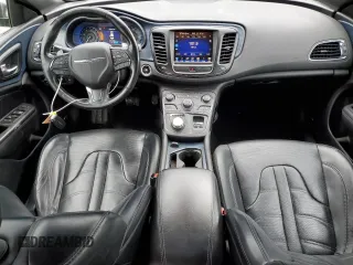 2015 Chrysler 200 S z VIN 1C3CCCBB5FN722116, wystawiony jako Copart lot #57477485 z przebiegiem 139 785 mil mil oraz Szkoda całkowita • Salvage title. Historia ofert i sprzedaży dostępna na DreamBid. Obrazek 8.